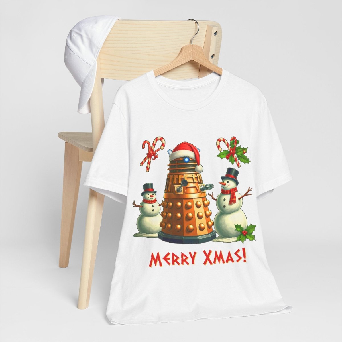 Dalek posing with Snowmen - Heavy Cotton T-shirt - soapbox169 - A Little Gift Shop